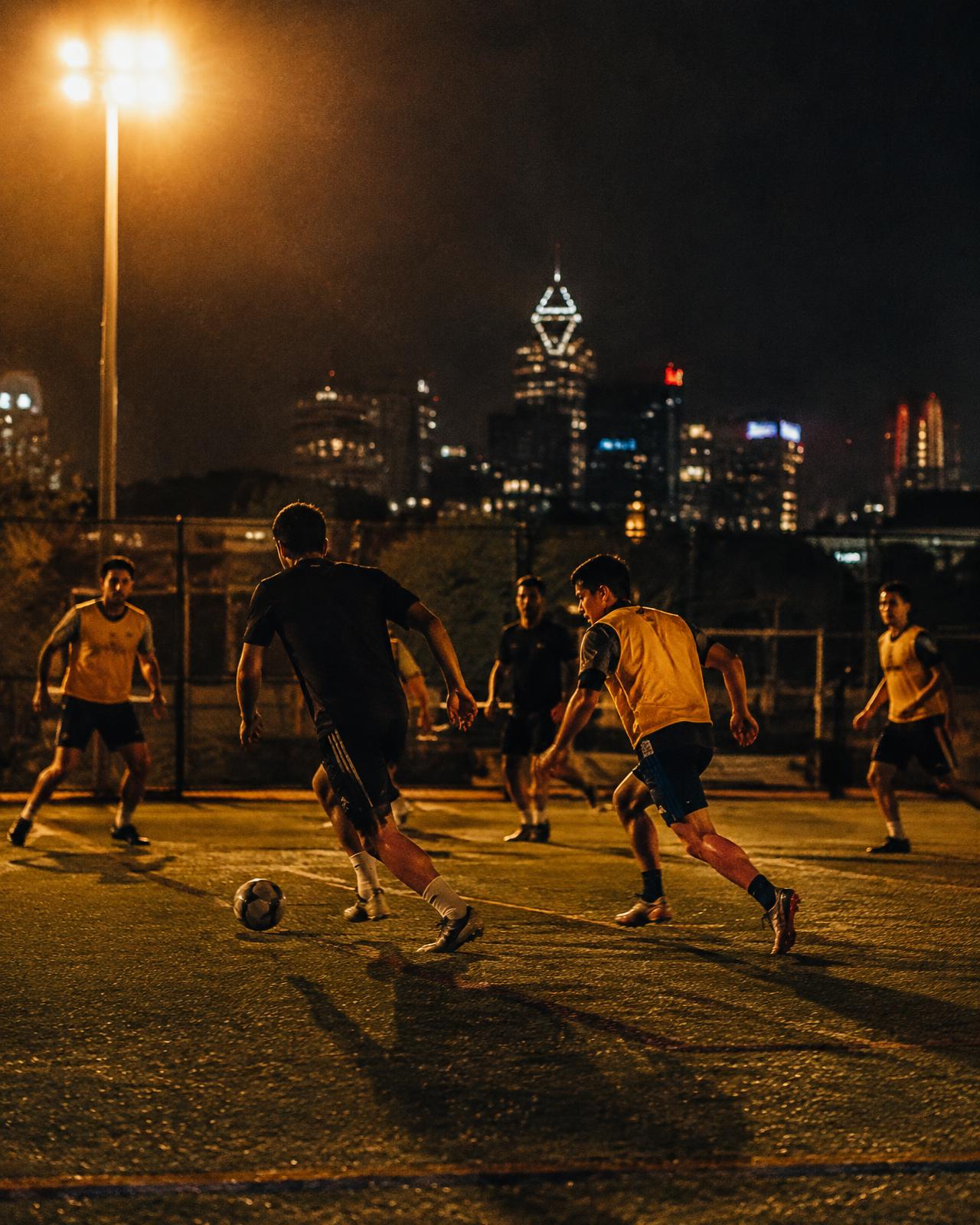 Joueurs de soccer 5 contre 5 sur un terrain éclairé à Montréal